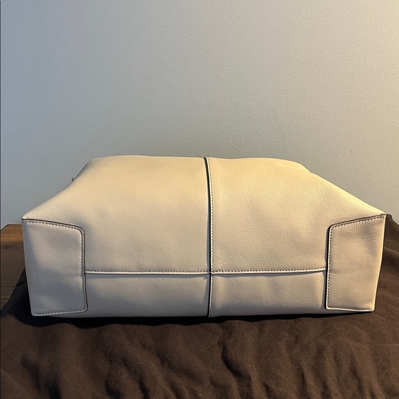 Tod's Cream Shoulder Bag with Gold Accents - Picture 13 of 16